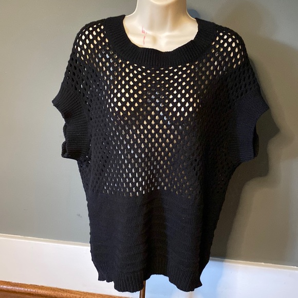 Venus Small Black Crocheted Short Sleeve Banded Bottom Sweater - Picture 2 of 8